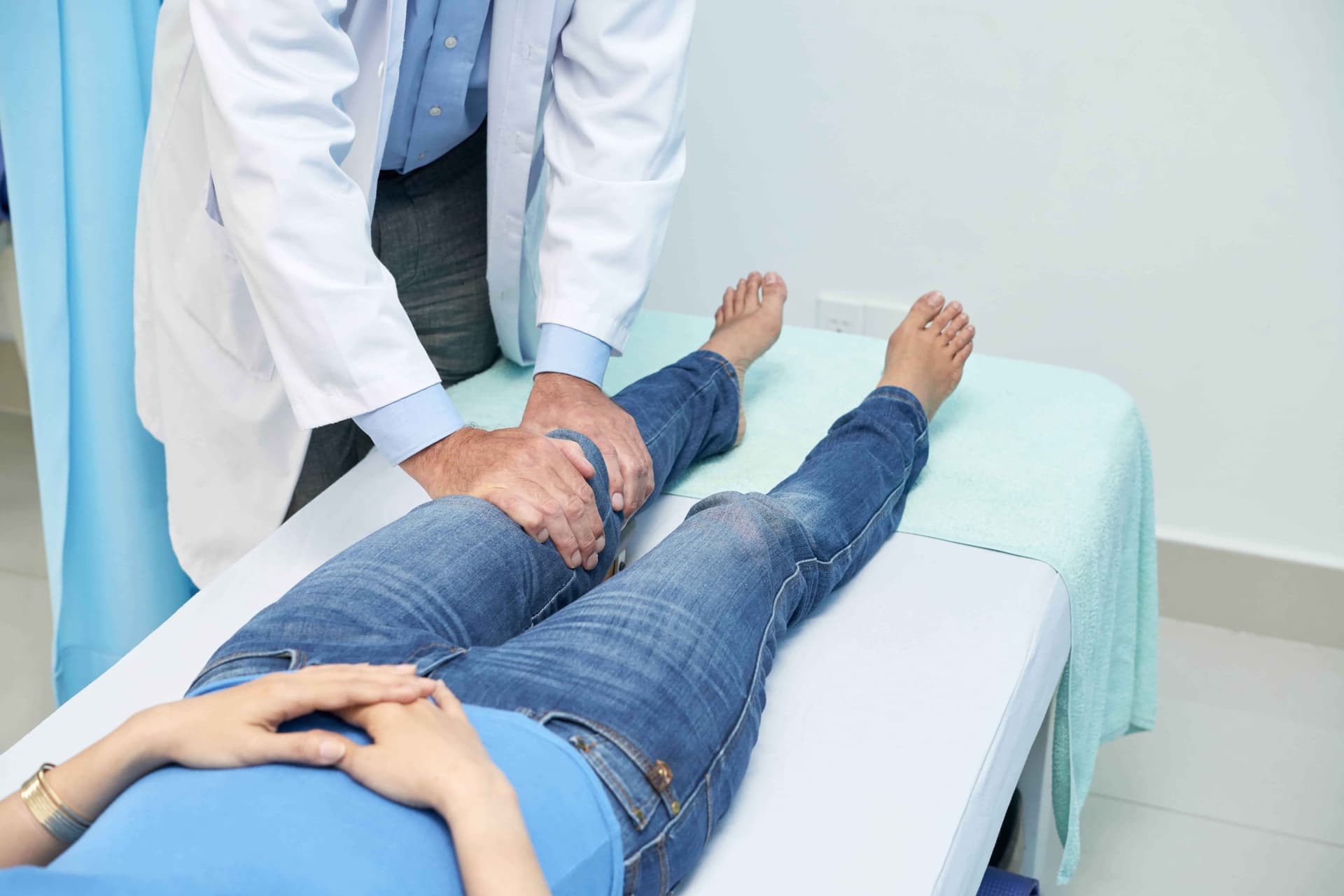 Knee replacement vs arthroscopy comparison by Dr. Ankur Singh in Noida