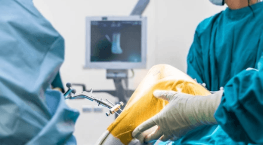 Robotic vs traditional knee replacement surgery comparison by Dr. Ankur Singh in Noida