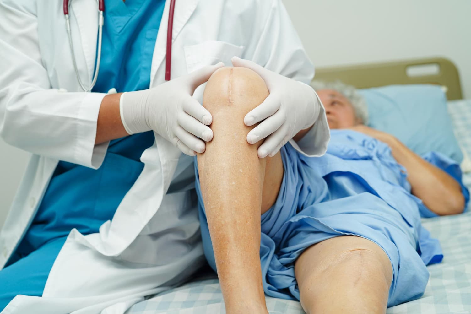 Partial vs total knee replacement comparison by Dr. Ankur Singh in Noida